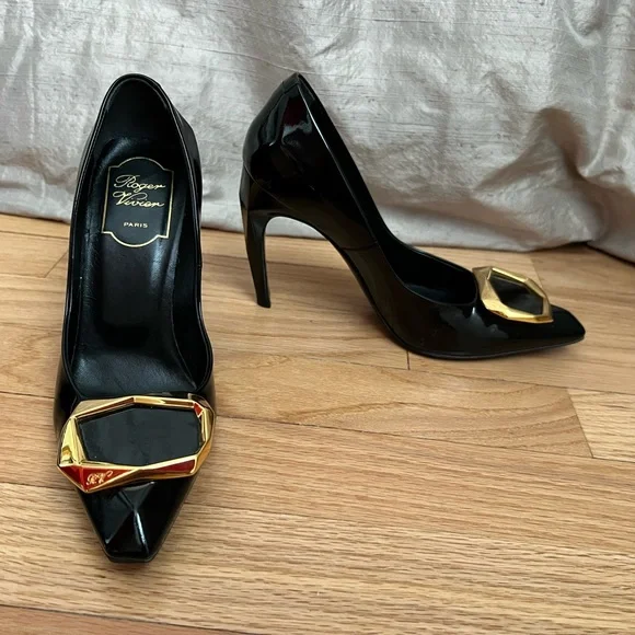 Roger Vivier patent leather gold logo high heels shoes 35,5 us 5,5